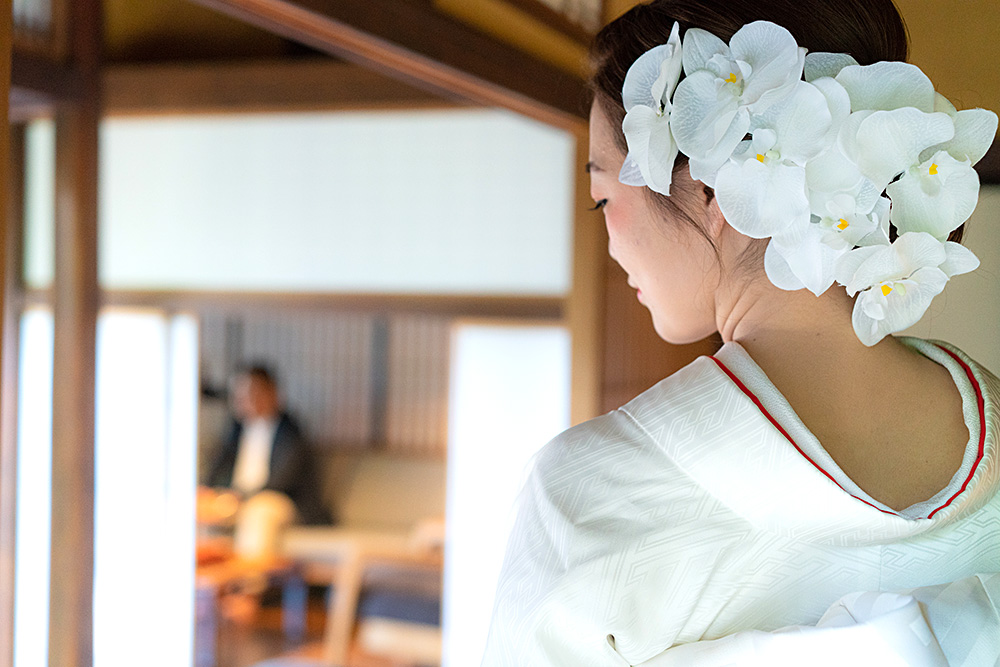 飛騨高山　草の庭　和装着物・白無垢　前撮りプラン 高山の古民家で、日本の伝統的な花嫁体験 kusanoniwa　父の姿を眺める