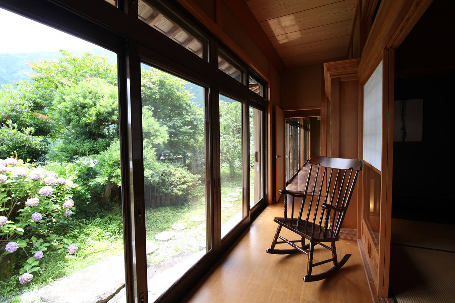 兵庫県神河街　16名まで宿泊可能な1棟貸切の庭付き古民家宿　星と風の庭　縁側