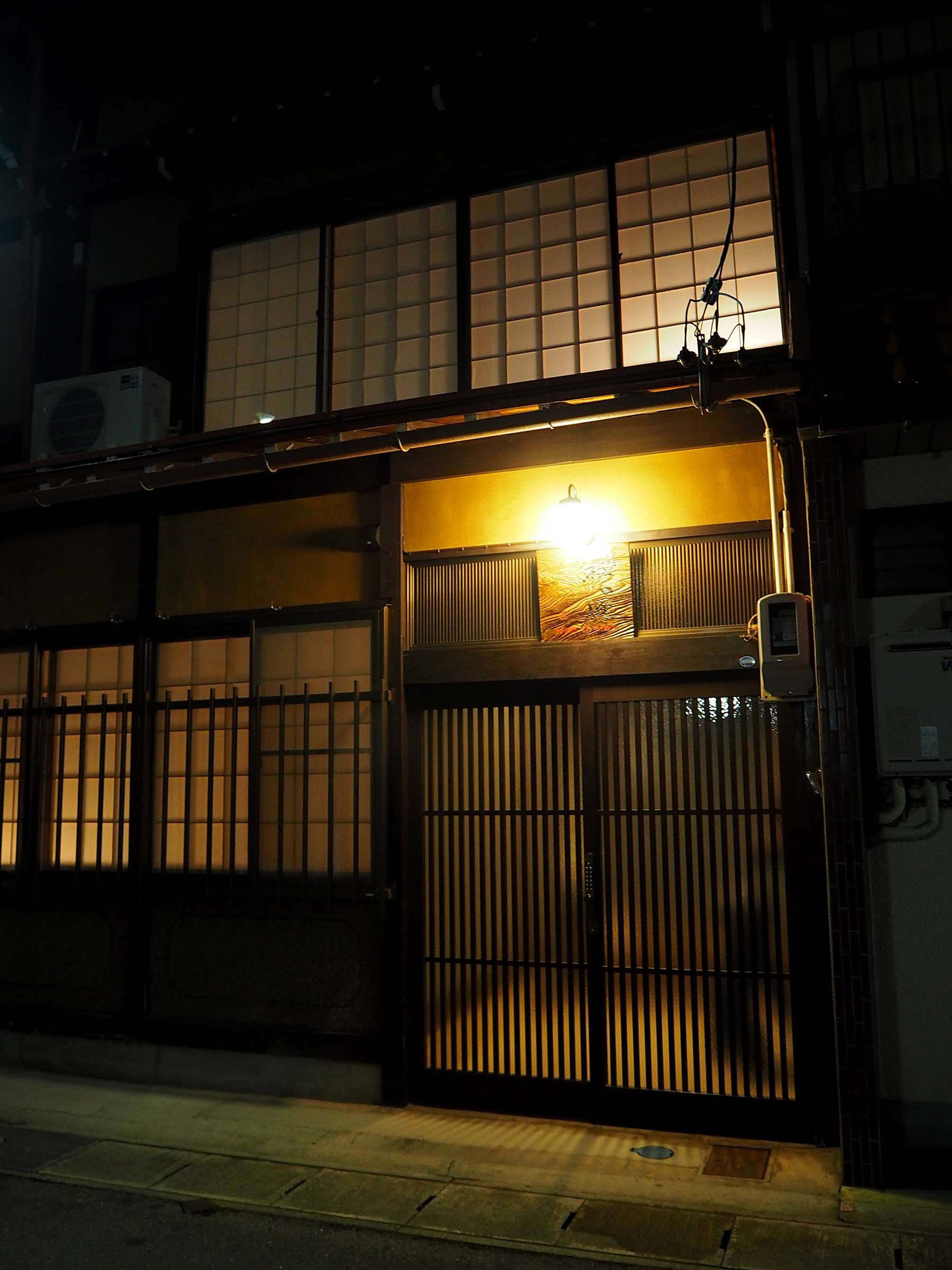 飛騨高山の古民家宿　一棟貸切～櫟（いちい）の庭 Ichii-no-niwa entrance‐玄関