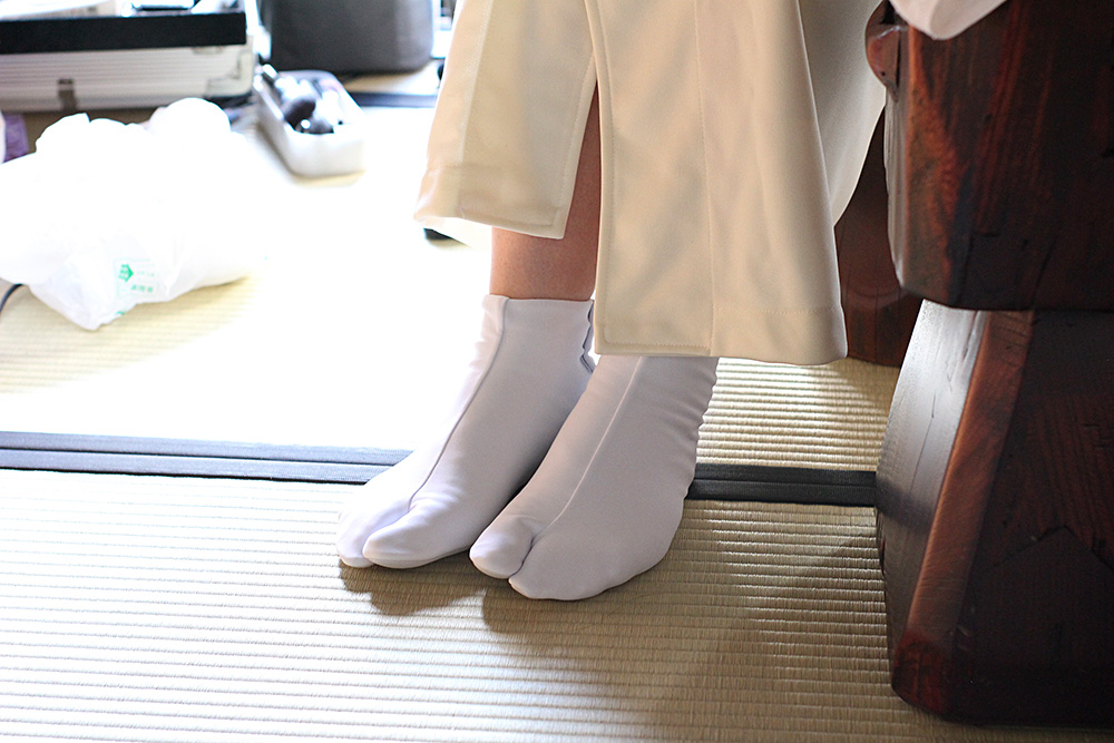 飛騨高山　草の庭　和装着物・白無垢　前撮りプラン 高山の古民家で、日本の伝統的な花嫁体験 kusanoniwa　足袋を履いて