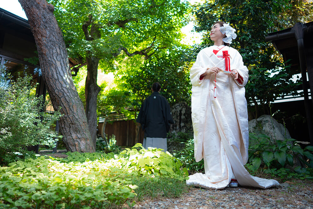 飛騨高山　草の庭　和装着物・白無垢　前撮りプラン 高山の古民家で、日本の伝統的な花嫁体験 kusanoniwa　緑が美しい草の庭の中庭にて