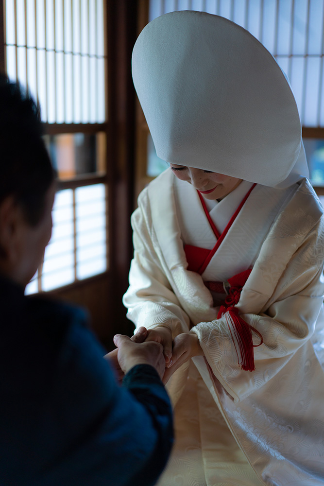 飛騨高山　草の庭　和装着物・白無垢　前撮りプラン 高山の古民家で、日本の伝統的な花嫁体験 kusanoniwa　八幡宮から戻り、改めて父親と挨拶