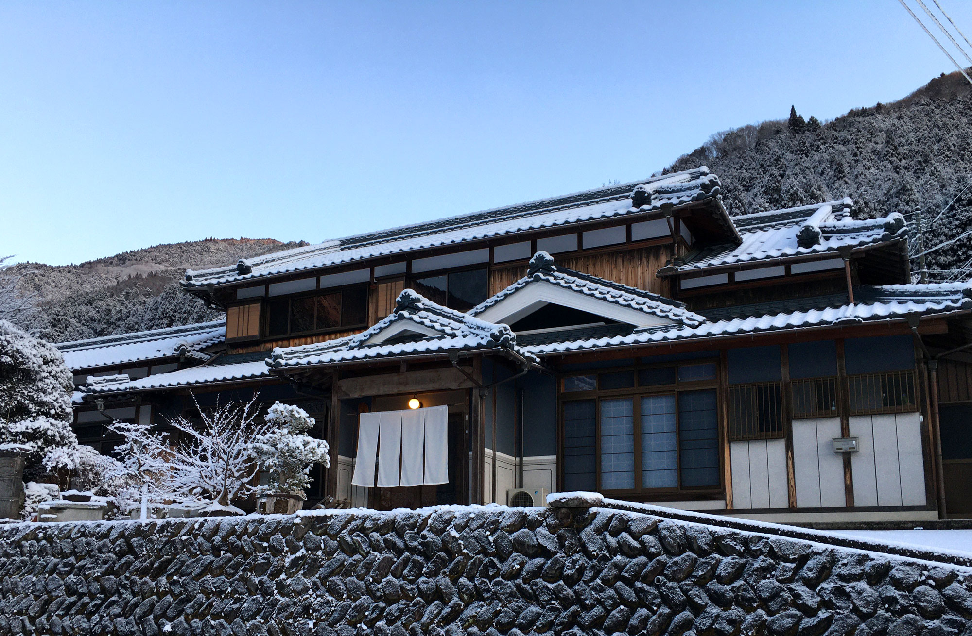 兵庫県神河街　16名まで宿泊可能な1棟貸切の庭付き古民家宿　星と風の庭　雪の日の風景