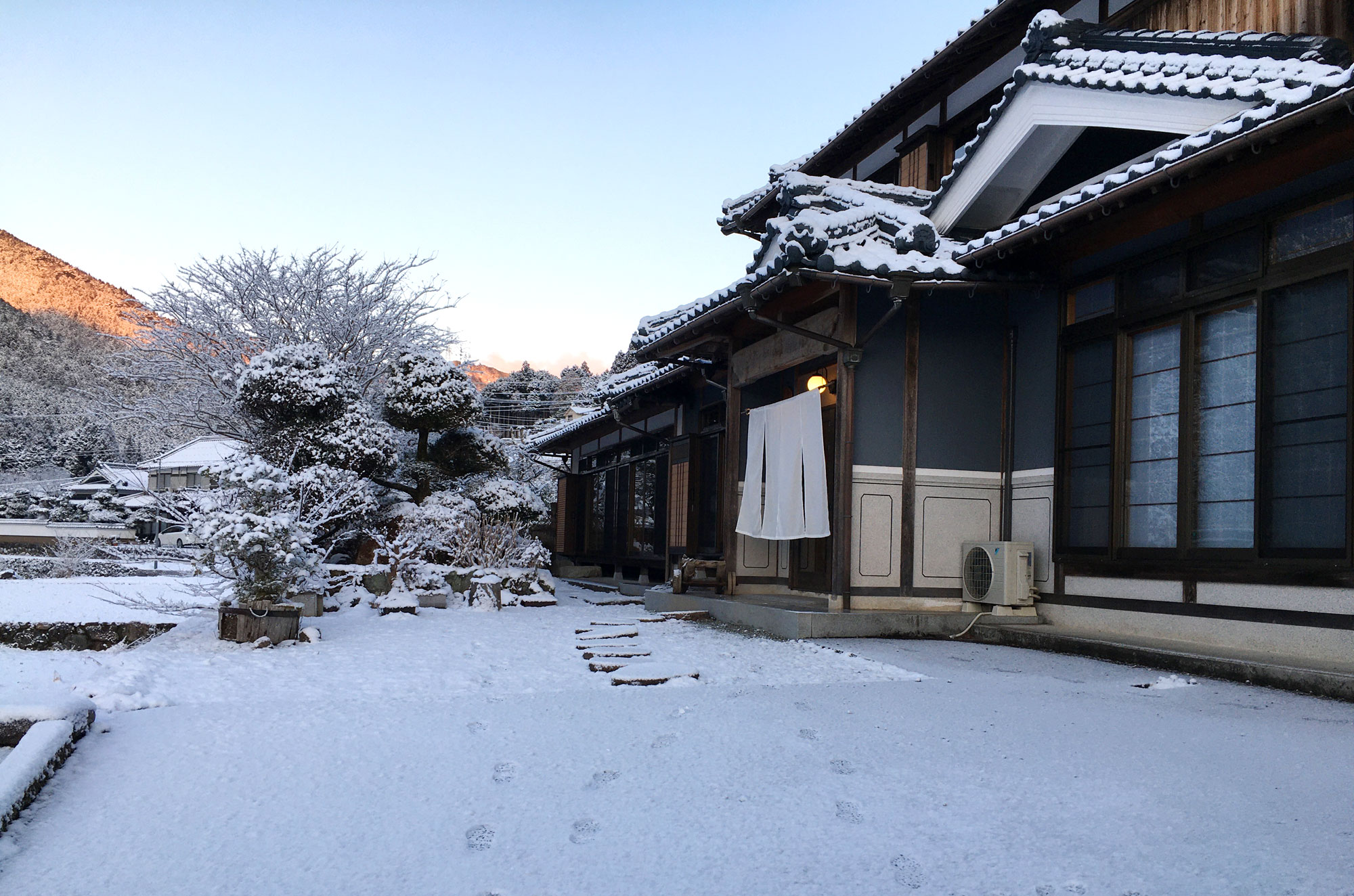 兵庫県神河街　16名まで宿泊可能な1棟貸切の庭付き古民家宿　星と風の庭　雪の日の風景
