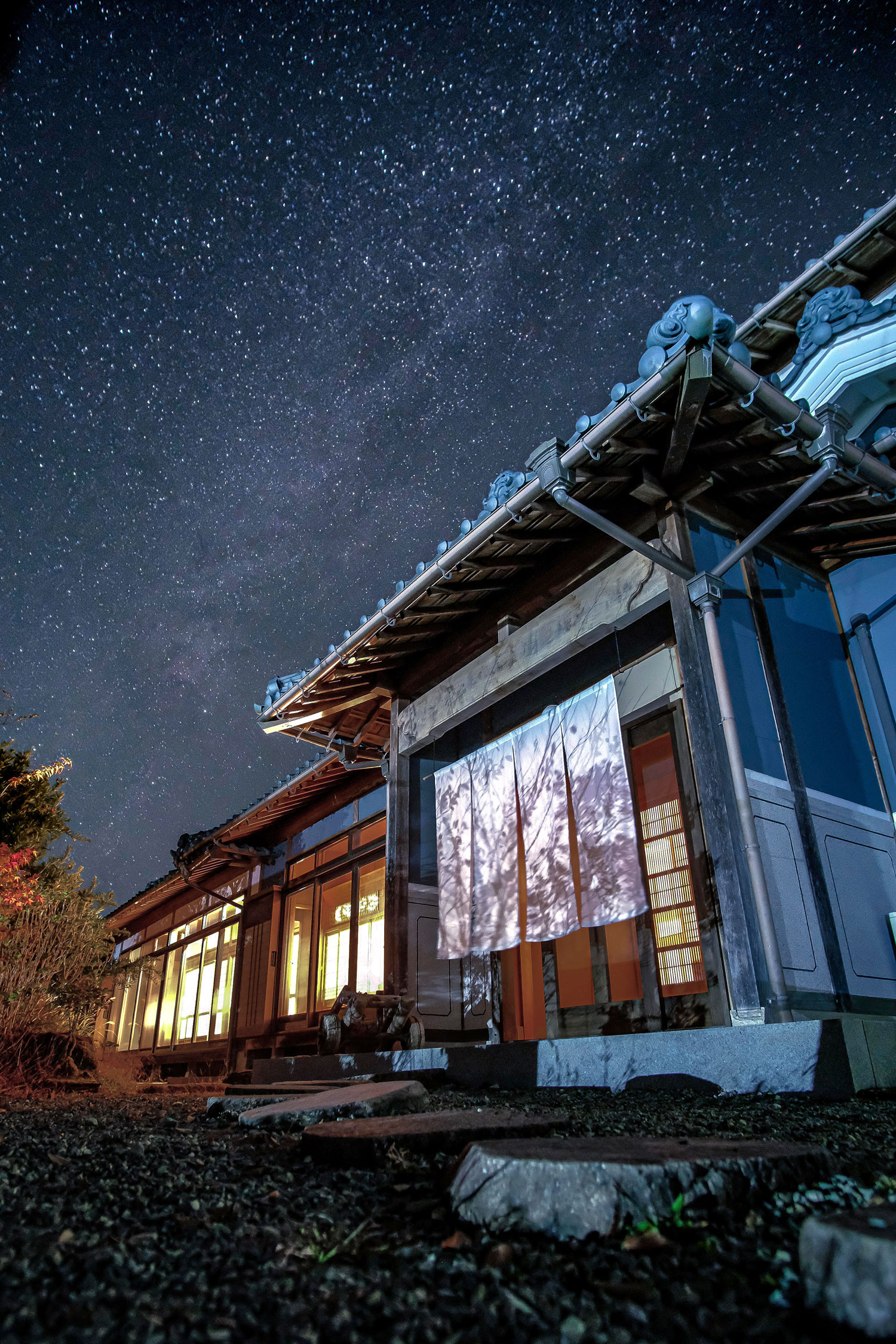 兵庫県神河街　16名まで宿泊可能な1棟貸切の庭付き古民家宿　星と風の庭　600平米の庭から見た満天の星空